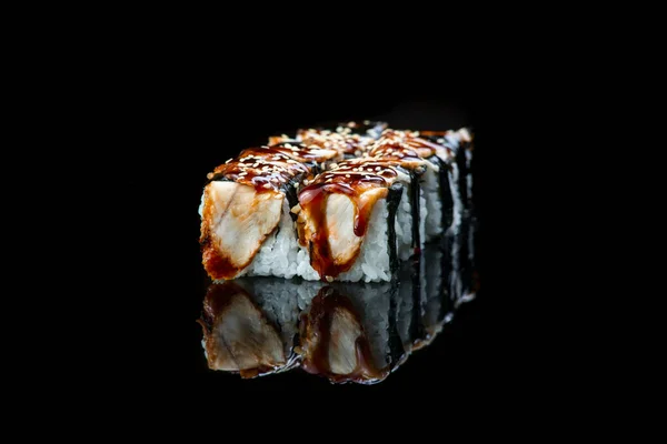 Sushi Roll em um fundo preto reflexão. Comida japonesa. Fechar . — Fotografia de Stock