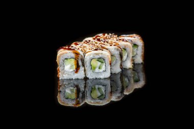 Siyah arka planda suşi rulosu yansıması. Japon yemeği. Kapat..