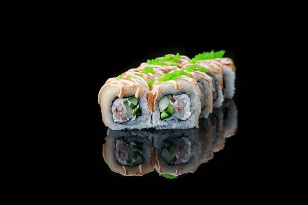 寿司翻滚在一个黑色背景的反思。日本菜。特写镜头. — 图库照片