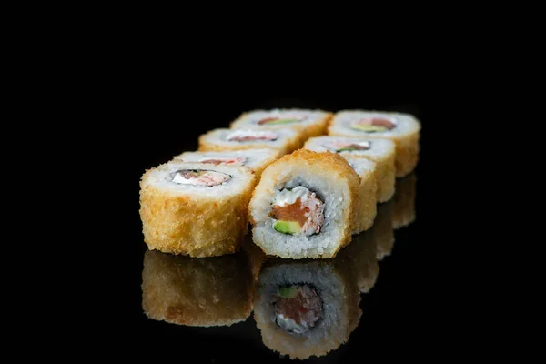寿司翻滚在一个黑色背景的反思。日本菜。特写镜头. — 图库照片