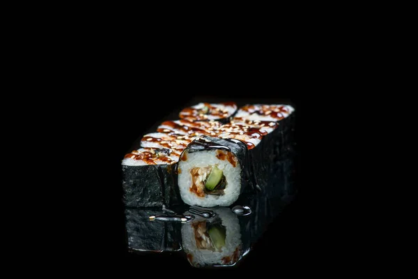 Sushi Roll On A Black Bakgrund reflektion. Japansk mat. Närbild. — Stockfoto