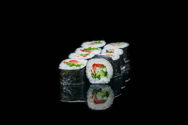 Sushi Roll em um fundo preto reflexão. Comida japonesa. Fechar . — Fotografia de Stock