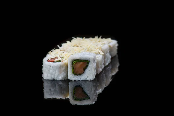 Sushi rotolo su uno sfondo nero riflessione. Cibo giapponese. Primo piano. — Foto Stock