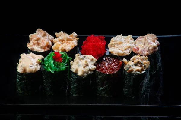 Sushi Roll On A Black Reflejo de fondo. Comida japonesa. Primer plano . — Foto de Stock