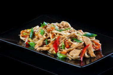 Pirinç ve sebzeli bir tabak yemek.