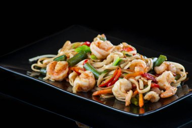 Pirinç ve sebzeli bir tabak yemek.