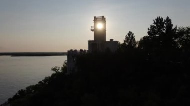 Rusya, Khabarovsk, Ağustos 2019: İnsansız hava aracı, kaya uçurumu ve Muravyov-Amursky anıtı manzarası. Amur nehrinin seti..