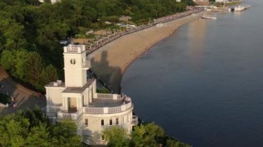 Rusya, Khabarovsk, Ağustos 2019: İnsansız hava aracı, kaya uçurumu ve Muravyov-Amursky anıtı manzarası. Amur nehrinin seti..