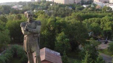 Rusya, Khabarovsk, Ağustos 2019: İnsansız hava aracı, kaya uçurumu ve Muravyov-Amursky anıtı manzarası. Amur nehrinin seti..