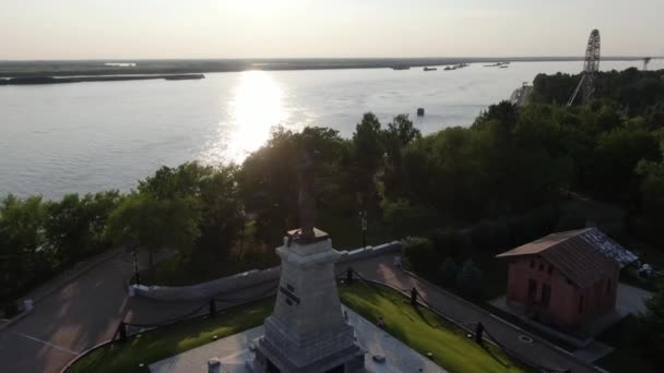 Russland, Chabarowsk, August 2019: Draufsicht von einer Drohne, Felsklippe und Denkmal für Murawjow-Amurski. Ufer des Amur. — Stockvideo