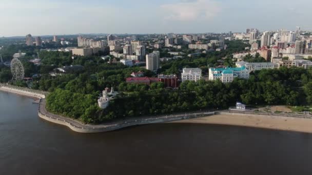 Rússia, Khabarovsk, agosto de 2019: vista superior de um drone, penhasco rochoso e monumento a Muravyov-Amursky. Embankment do rio Amur . — Vídeo de Stock
