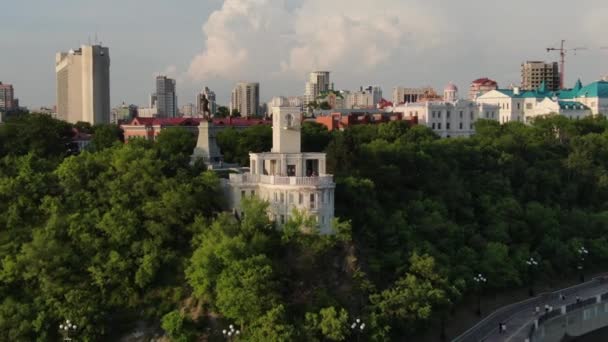 ロシア,ハバロフスク, 2019年8月:無人機、岩崖、記念碑からムラヴィエフ=アムールスキーへのトップビュー。アムール川の堤防. — ストック動画