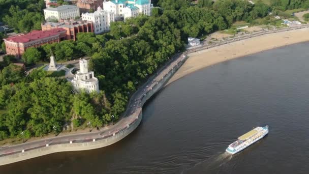 Russia, Khabarovsk, August 2019: top view taken from a drone, rock cliff and monument to Muravyov-Amursky. Embankment of the Amur river. — Stock Footage Russia, Khabarovsk, August 2019: top view taken from a drone, rock cliff and monument to Muravyov-Amursky. Embankment of the Amur river. Video Clip