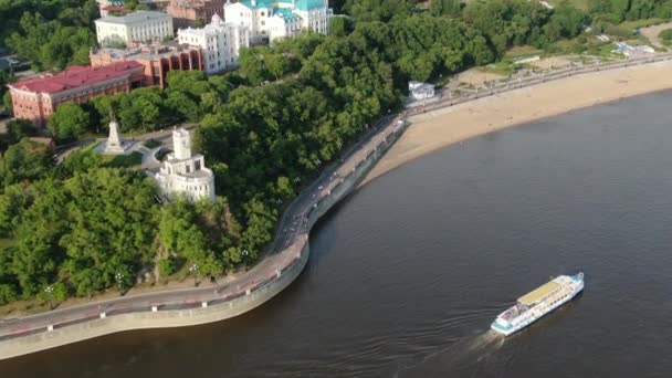 Russland, Chabarowsk, August 2019: Draufsicht von einer Drohne, Felsklippe und Denkmal für Murawjow-Amurski. Ufer des Amur. — Stockvideo