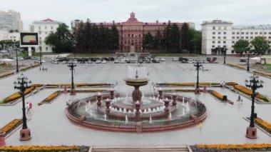 Rusya meydanındaki Çeşme 'nin üstündeki üst hava manzarası Khabarovsk Lenin Meydanı