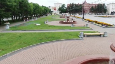 Rusya meydanındaki Çeşme 'nin üstündeki üst hava manzarası Khabarovsk Lenin Meydanı