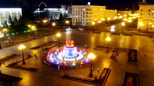 Верхній повітряний краєвид над фонтаном на площі Росії Хабаровська Леніна. — стокове відео