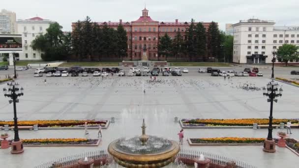 Vue aérienne supérieure sur la fontaine sur la place Russie Khabarovsk Place Lénine — Video