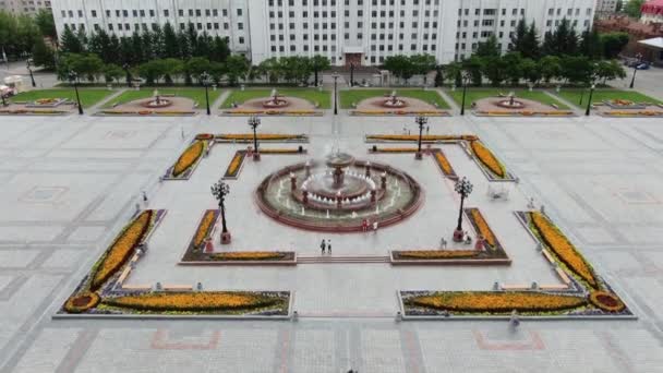 Pandangan udara atas air mancur di alun-alun Rusia Khabarovsk Lenin persegi — Stok Video