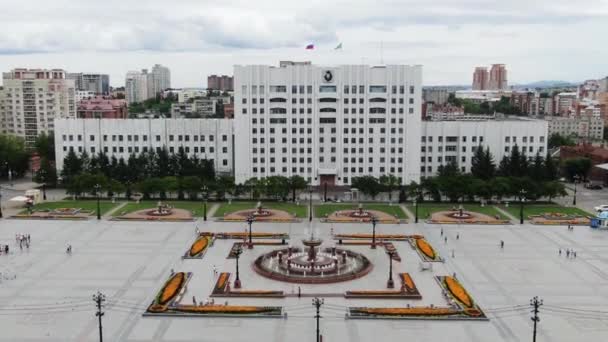 러시아 카바 로프스 크 레닌 광장에 있는 분수 위로 보이는 꼭대기 공중에서 바라본 풍경 — 비디오