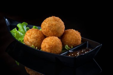 Farklı türde yiyeceklerle dolu bir kutu. Peynir topları