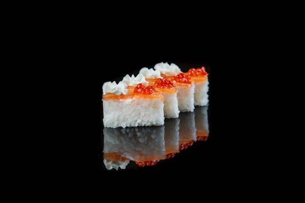 Close Up Of Sushi Roll em um fundo preto. Prato japonês  . — Fotografia de Stock