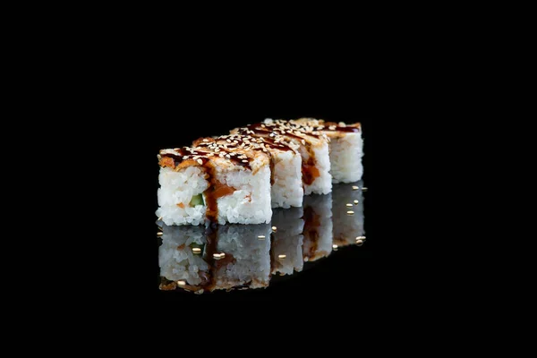 Közel a sushi tekercs egy fekete háttér. Japán étel . — Stock Fotó