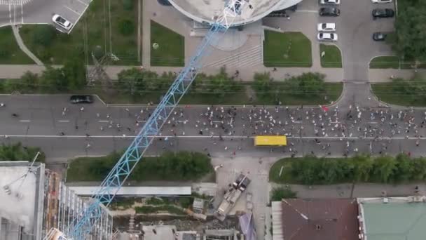 KHABAROVSK, RUSSIA - 25 Temmuz 2020: Furgal Sergey Ivanovich. Khabarovsk bölgesinin valisini desteklemek için grev. Yukarıdan görünüm — Stok video