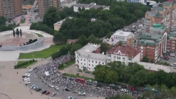 JABAROVSK, RUSIA - 25 de julio de 2020: Furgal Sergey Ivanovich. Piquete en apoyo del Gobernador del territorio de Jabárovsk. la vista desde la parte superior — Vídeos de Stock