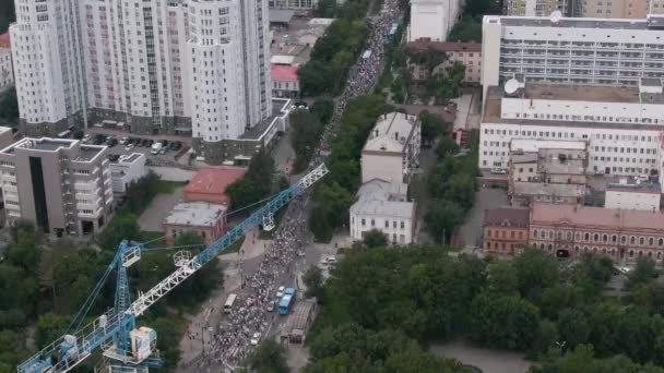 KHABAROVSK,ロシア- 2020年7月25日: Furgal Sergey Ivanovich.ハバロフスク地方の知事を支援するためのピケット。上からの眺めは — ストック動画