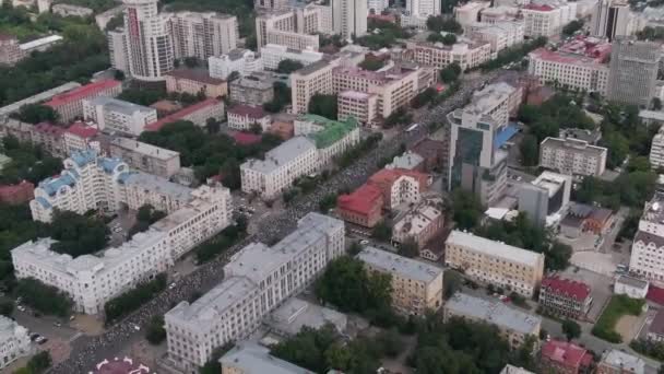 KHABAROVSK, RUSSIA - Jul 25, 2020: Furgal Sergey Ivanovich . 카바 로프스 크 주의 주지사를 지지하는 표. 위에서 본 경치 — 비디오
