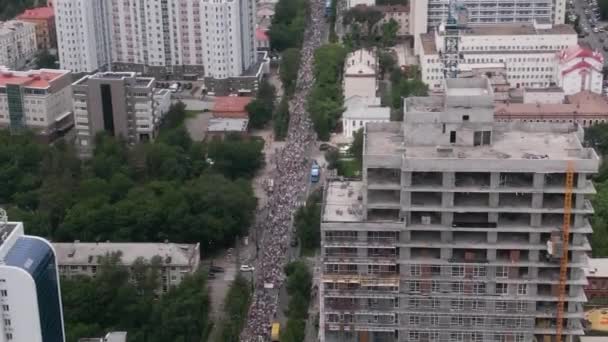 KHABAROVSK, Ryssland - 25 juli 2020: Furgal Sergej Ivanovitj. Biljett till stöd för guvernören i Khabarovsk. vyn uppifrån — Stockvideo