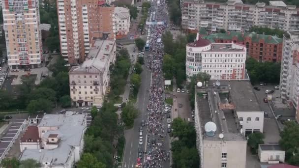 JABAROVSK, RUSIA - 25 de julio de 2020: Furgal Sergey Ivanovich. Piquete en apoyo del Gobernador del territorio de Jabárovsk. la vista desde la parte superior — Vídeos de Stock