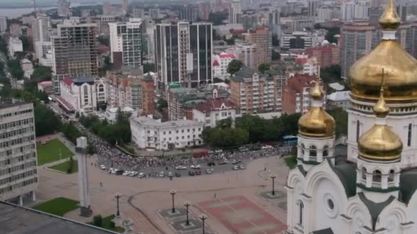 KHABAROVSK, RUSSIA - 25 Ιουλ 2020: Furgal Sergey Ivanovich. Picket προς υποστήριξη του κυβερνήτη της περιοχής Khabarovsk. η θέα από την κορυφή — Αρχείο Βίντεο