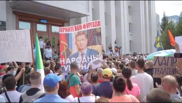 KHABAROVSK, RUSSIA - 25 Temmuz 2020: Furgal Sergey Ivanovich. Khabarovsk bölgesinin valisini desteklemek için grev. Yukarıdan görünüm — Stok video