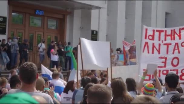 科斯塔罗夫斯克，俄罗斯- 2020年7月25日：Furgal Sergey Ivanovich 。支持哈巴罗夫斯克地区州长的抗议活动。从顶部看 — 图库视频影像