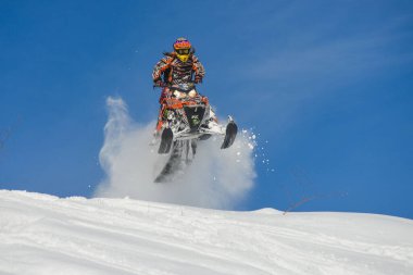 Dağlarda hareket eden bir kar motosikletli atlet