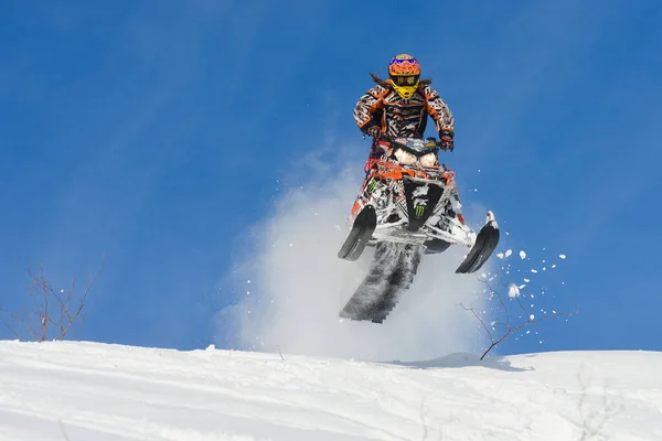 Atleta su una motoslitta che si muove in montagna — Foto Stock