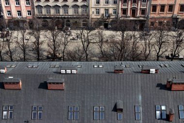  Ukrayna, Lviv 'de küçük pencereleri ve caddesi olan eski kasabanın çatısı.