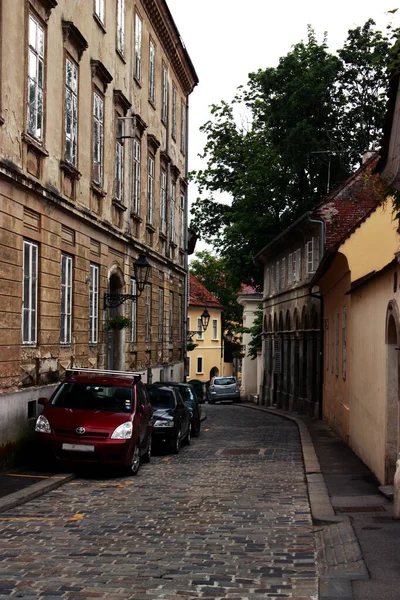 Hırvatistan Zagreb Kentinin Kaldırımlı Caddesinde Park Halindeki Arabalar — Stok fotoğraf