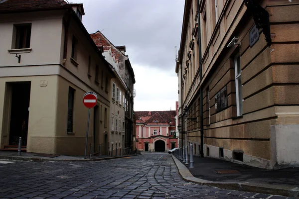 Régi Város Üres Macskaköves Utcája Kortárs Autók Nélkül — Stock Fotó