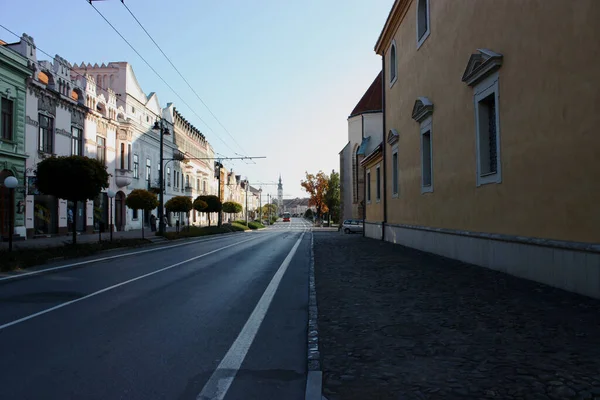 Sokağın Sonundaki Otobüs Kilisesiyle Birlikte Slovakya Nın Kosice Kentinin Boş — Stok fotoğraf