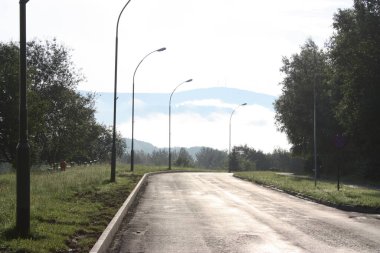 Güneş dağlardaki yolu aydınlatıyor.