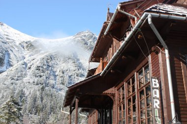 Tatra Dağları 'nda turistler için geleneksel bir ahşap barınak.