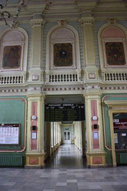 Przemysl 'deki tren istasyonunun eski zaman çizelgesine sahip tarihi binasının içi