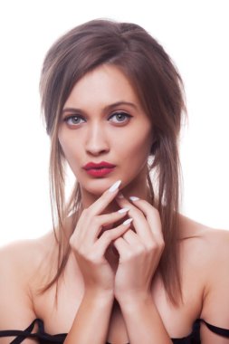 beyaz zemin üzerine güzel bir esmer kız