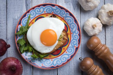 Fransız croque madame sandviç