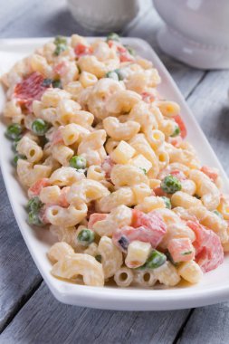 Sebzeli ev yapımı makarna salatası