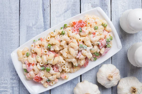 Salada caseira de macarrão com legumes — Fotografia de Stock