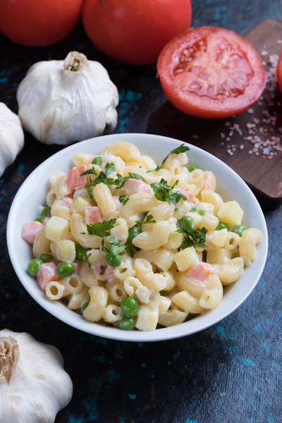 Ensalada casera de macarrones con verduras — Foto de Stock